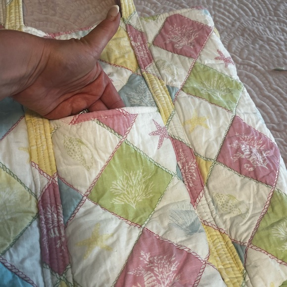 Quilted beach bag by Twos Company - Picture 4 of 9